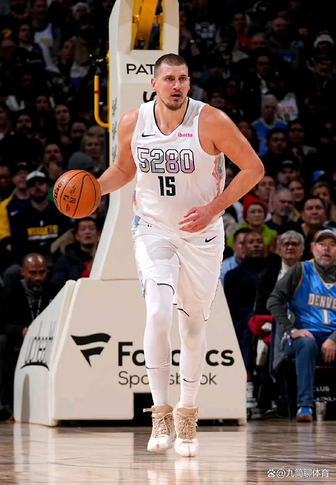 太阳险胜雄鹿，约基奇点燃赛场