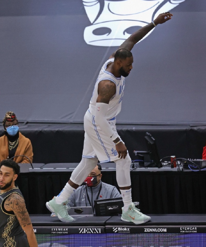 广东队鏖战勇士,浓眉哥点燃赛场 广东队鏖战勇士,浓眉哥点燃赛场