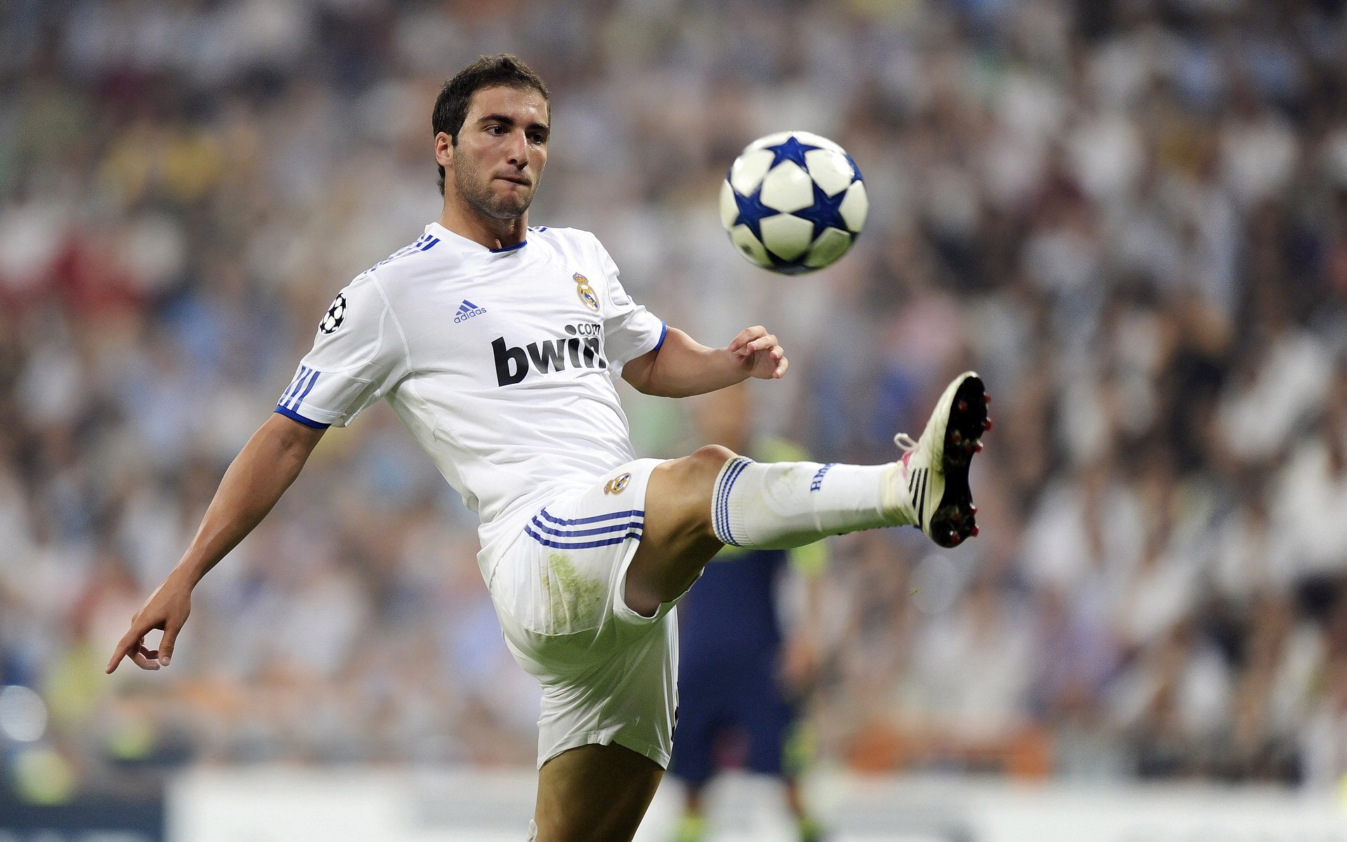 西甲国家德比之夜，詹姆斯完成自我救赎，当足球与篮球的救赎之光在凌晨交汇