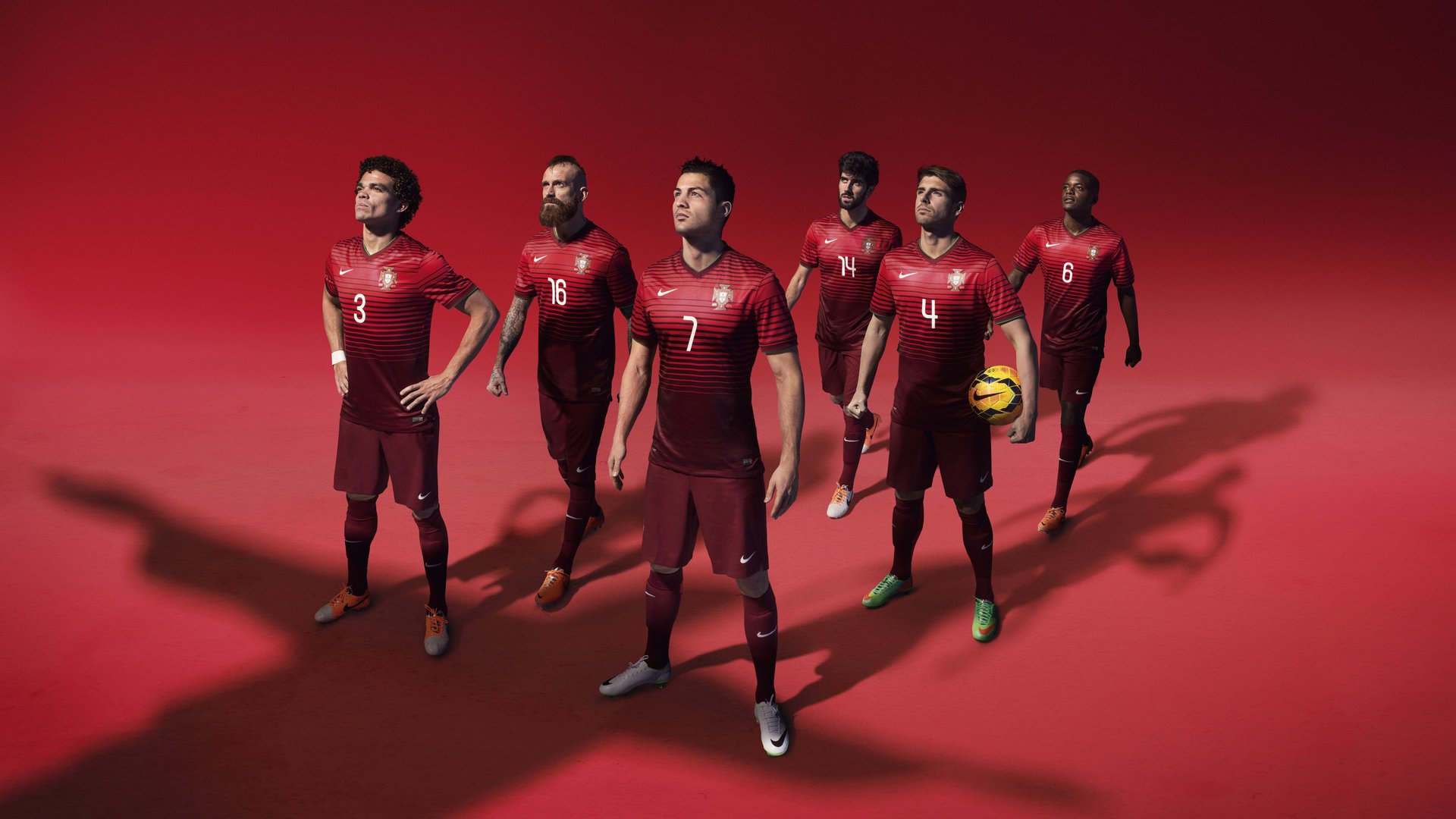 当F1引擎轰鸣时，他在球场投下寂静的惊雷